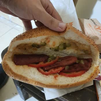 Köfteci Yusuf'ta Sucuk Ekmek Menüde Malzeme Eksikliği Ve Özensiz Sunum!