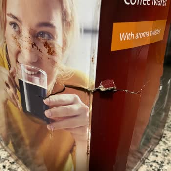 Yurtiçi Kargo Gönderimi Aldığımda Paketin Dışının Hasarlı Ve Kir İçinde Olduğunu Gördüm