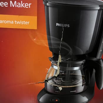 Yurtiçi Kargo Gönderimi Aldığımda Paketin Dışının Hasarlı Ve Kir İçinde Olduğunu Gördüm