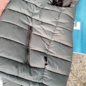 Kısa Sürede Dikişleri Atan Yeleğe Ve Olumsuz Mağaza Yaklaşımına Tepki