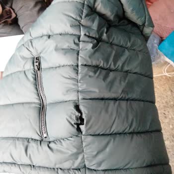 Kısa Sürede Dikişleri Atan Yeleğe Ve Olumsuz Mağaza Yaklaşımına Tepki