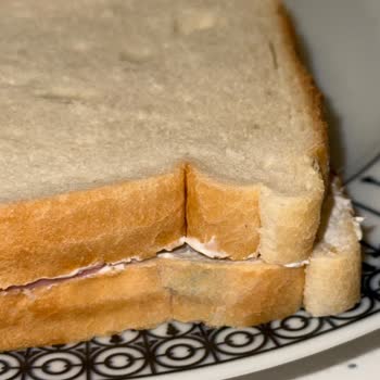 Uno Ekmek Paketi Açtığımda Ekmeklerin Küflendiğini Gördüm