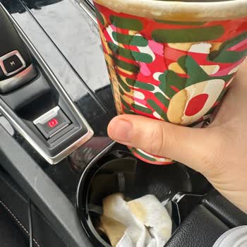 Sıcak Kahve Bardağı Eriydi, Araçta Mağduriyet Yaşadım