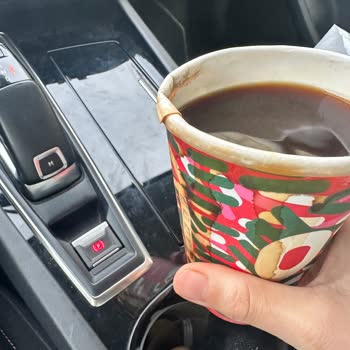 Sıcak Kahve Bardağı Eriydi, Araçta Mağduriyet Yaşadım