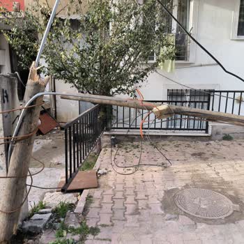 Yıkılan Direk Tehlikesi Ve Türk Telekom'un İlgisizliği