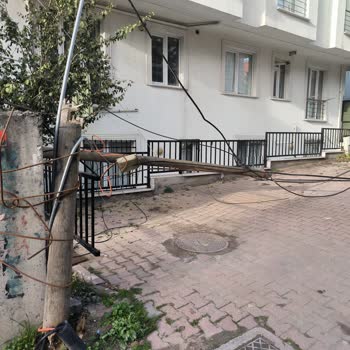 Yıkılan Direk Tehlikesi Ve Türk Telekom'un İlgisizliği