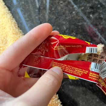 Çikolatalı Gofretin Üzerinde Beyaz Oluşumlar Güvenimizi Sarstı