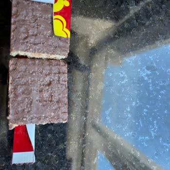 Çikolatalı Gofretin Üzerinde Beyaz Oluşumlar Güvenimizi Sarstı