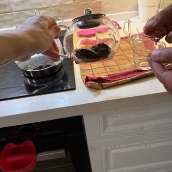 Karaca Tehlikeli Çaydanlık!