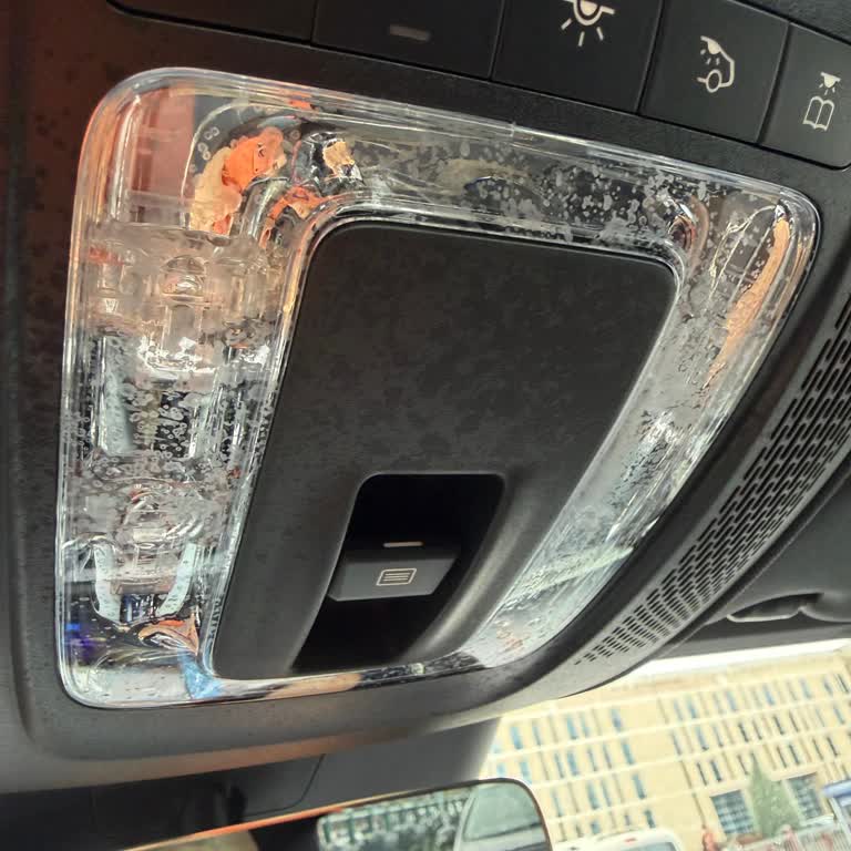 Sıfır Mercedes A200'de 3 Ayda Tavan Lambasında Su Kabarcığı Ve Buğulanma, Garanti Kapsamı Reddi