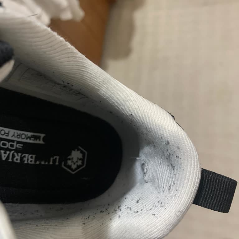 20 Günde Deforme Olan Ayakkabı Ve Mağaza İlgisizliği