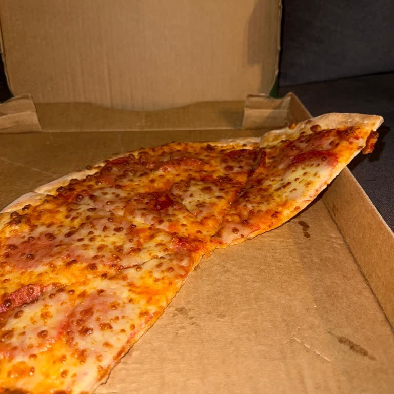 Soğuk Ve Eksik Malzemeli Pizza, Kaba Çalışan Nedeniyle Hayal Kırıklığı