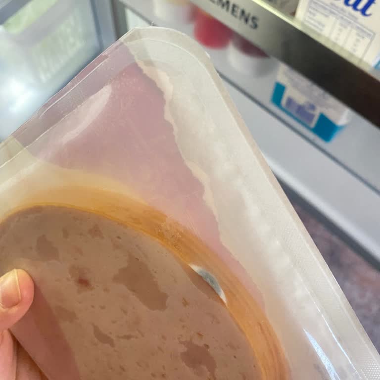 Son Kullanma Tarihi Geçmemiş Hindi Füme Küflü Çıktı!