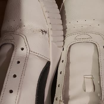 Kısa Sürede Çatlayan Ayakkabı İçin Değişim Talebim Reddedildi, Yetkiliye Ulaşamıyorum