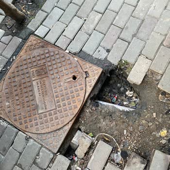 Avcılar Yeşilkent'te Kaldırım Taşları Onarılmıyor, Şikayetler Sonuçsuz Kalıyor