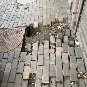 Avcılar Yeşilkent'te Kaldırım Taşları Onarılmıyor, Şikayetler Sonuçsuz Kalıyor