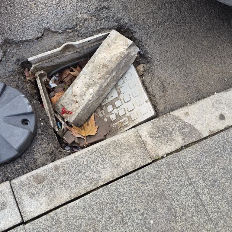 Kırık Telekom Kapağı Yayalar Ve Araçlar İçin Tehlike Oluşturuyor