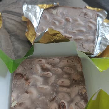 Taze Görünen Eti Antep Fıstıklı Çikolata Üzerindeki Beyaz Lekeler Hakkında Açıklama Talebi