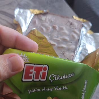 Taze Görünen Eti Antep Fıstıklı Çikolata Üzerindeki Beyaz Lekeler Hakkında Açıklama Talebi