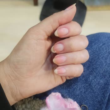 Essence Oje Zor Çıkıyor Ve Tırnakta Leke Bırakıyor