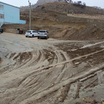 Yağmurda Çamura Dönüşen Okul Yolunda Çocuklarımız Tehlikede