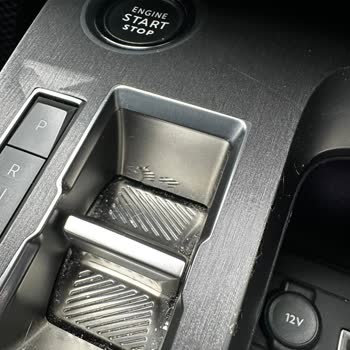 Peugeot 408'in İç Trim Kaplamaları Hızla Dökülüyor, Çözüm Bekliyorum