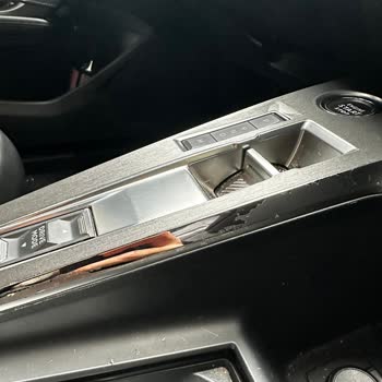 Peugeot 408'in İç Trim Kaplamaları Hızla Dökülüyor, Çözüm Bekliyorum