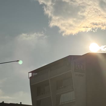 Güneştepe'de Sokak Lambalarının Gündüz Yanması Enerji İsrafına Yol Açıyor