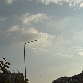 Güneştepe'de Sokak Lambalarının Gündüz Yanması Enerji İsrafına Yol Açıyor