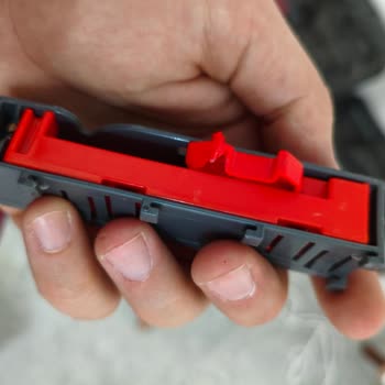 Samet A.Ş Gardırop Çekmecemin Ray Parçası Bugün Aniden Kırıldı Ve Kullanılamaz Hale Geldi