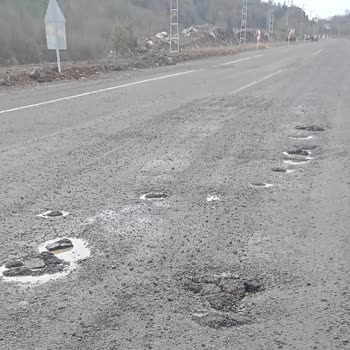 Rize Pazar Yolundaki Tehlikeli Çukurlar Sürüş Güvenliğini Tehdit Ediyor