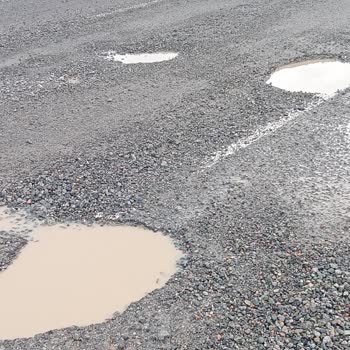 Rize Pazar Yolundaki Tehlikeli Çukurlar Sürüş Güvenliğini Tehdit Ediyor