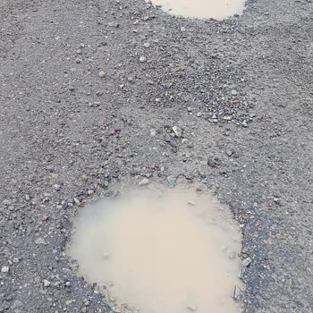 Rize Pazar Yolundaki Tehlikeli Çukurlar Sürüş Güvenliğini Tehdit Ediyor