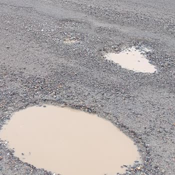 Rize Pazar Yolundaki Tehlikeli Çukurlar Sürüş Güvenliğini Tehdit Ediyor