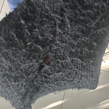 Az Kullanımda Tüylenen Hırka Ve Mağazanın Sorumluluk Almaması Mağduriyet Yarattı