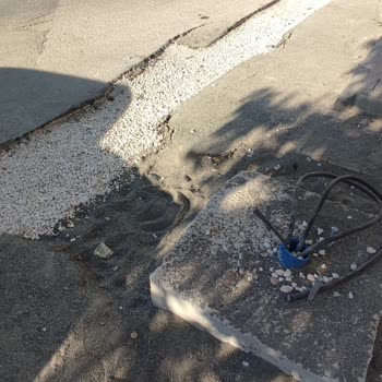 Atakent Mahallesinde Aylardır Onarılmayan Çukurlu Yol Tehlike Ve Mağduriyet Yaratıyor