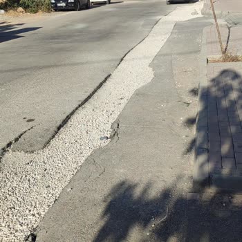 Atakent Mahallesinde Aylardır Onarılmayan Çukurlu Yol Tehlike Ve Mağduriyet Yaratıyor