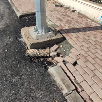 Atakent Mahallesinde Aylardır Onarılmayan Çukurlu Yol Tehlike Ve Mağduriyet Yaratıyor