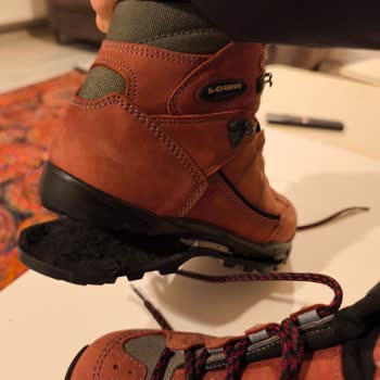 Lowa  Botların Tabanı Dökülüyor