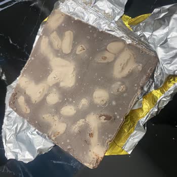 Aldığım Eti Fıstıklı Çikolata Bozuk Çıktı Yıllardır Güvendiğim Markada Hayal Kırıklığı Yaşadım