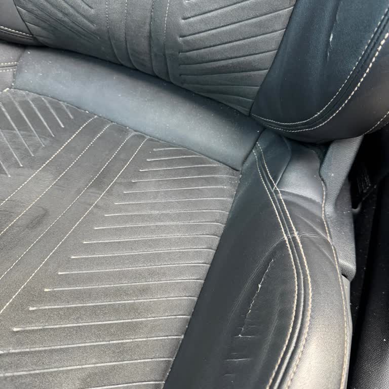 Peugeot 508 GT Araçta Koltuk Derisinde Deformasyon Ve Garanti Sürecinde Yaşanan Sorun
