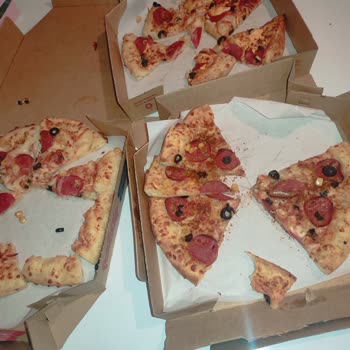 Kötü Kokulu Pizza Ve İlgisiz Şube: Sağlığımız Tehlikeye Atıldı
