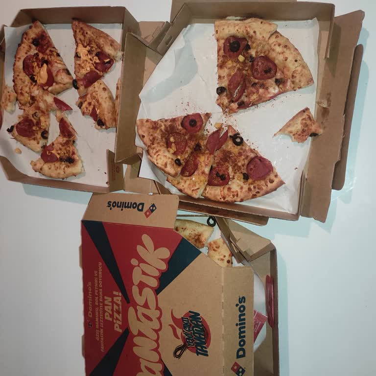 Kötü Kokulu Pizza Ve İlgisiz Şube: Sağlığımız Tehlikeye Atıldı