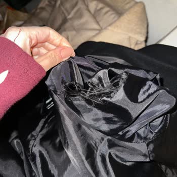 Kısa Sürede Tüylü Ve Yırtık Hale Gelen Kaban İçin Mağduriyet