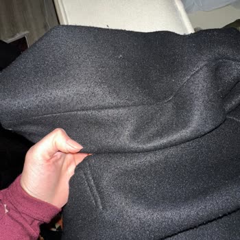 Kısa Sürede Tüylü Ve Yırtık Hale Gelen Kaban İçin Mağduriyet