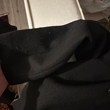 Kısa Sürede Tüylü Ve Yırtık Hale Gelen Kaban İçin Mağduriyet