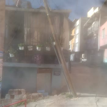 Tehlike Yaratan Telekom Direği İçin Acil Müdahale Talebi