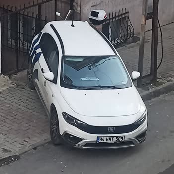 Gazi Mahallesi'nde Kaldırımın Araçlar Tarafından Sürekli İşgal Edilmesi