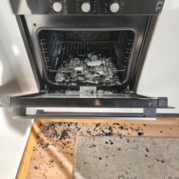 Kapalı Fırında Aniden Patlayan Cam: Güvenlik Ve Kalite Endişesi