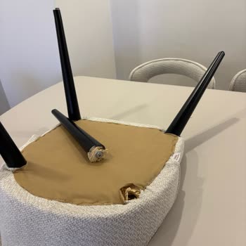 Yeni Alınan Sandalyeler Ve Masa Güvenlik Sorunu Yarattı, Çözüm Bekliyorum